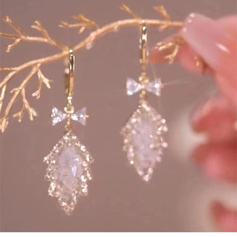 ER0006 PINK Nature's Delight Leaf Earrings: Elegance and Freshness in Alloy