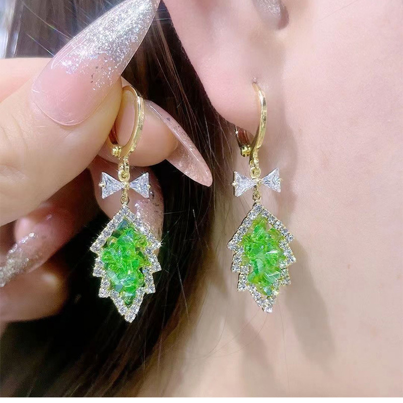 ER0006 GREEN Nature's Delight Leaf Earrings: Elegance and Freshness in Alloy