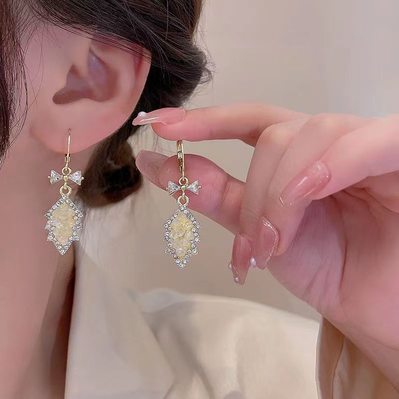 ER0006 WHITE Nature's Delight Leaf Earrings: Elegance and Freshness in Alloy